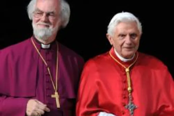 Benedicto XVI reza en Roma junto al primado de la Iglesia anglicana
