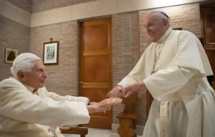 Benedicto XVI y el Papa Francisco. Cru00e9dito: Vatican Media 