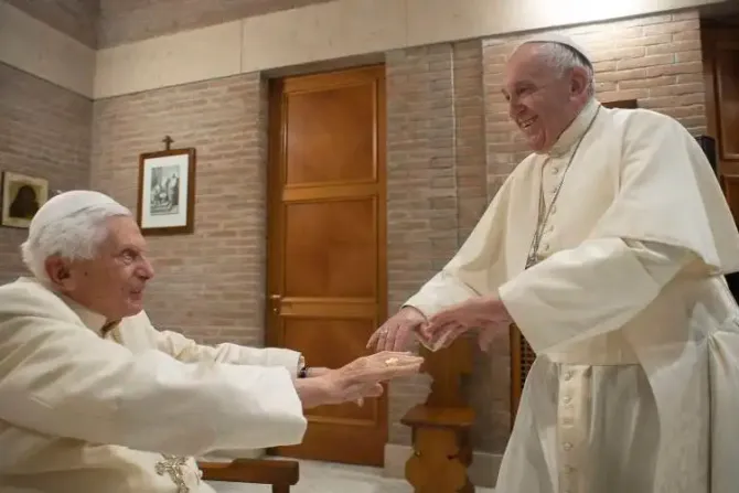 El Papa Francisco visita a Benedicto XVI para saludarlo por su próximo cumpleaños