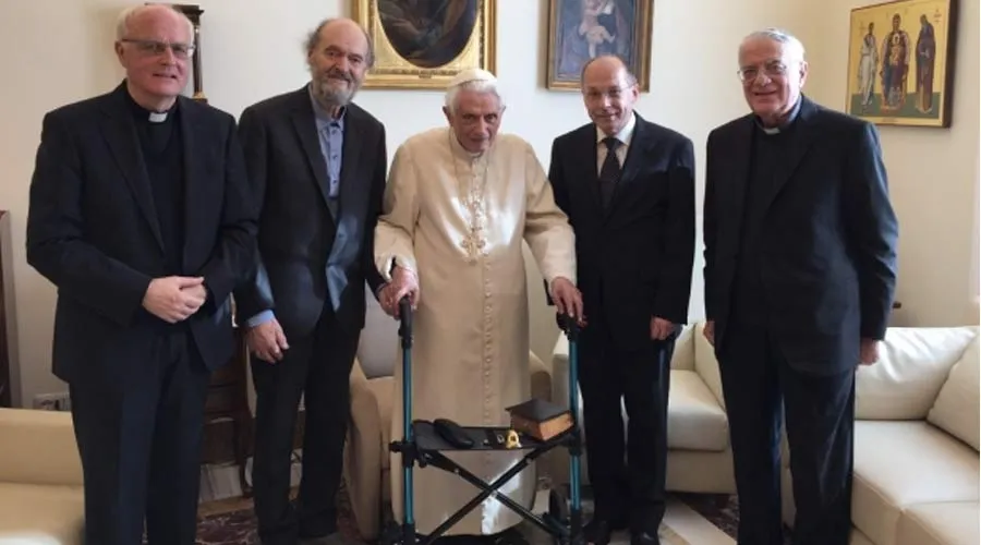 El Papa emérito recibe a los galardonados con el Premio que lleva su nombre. Foto: Fundación Joseph Ratzinger?w=200&h=150