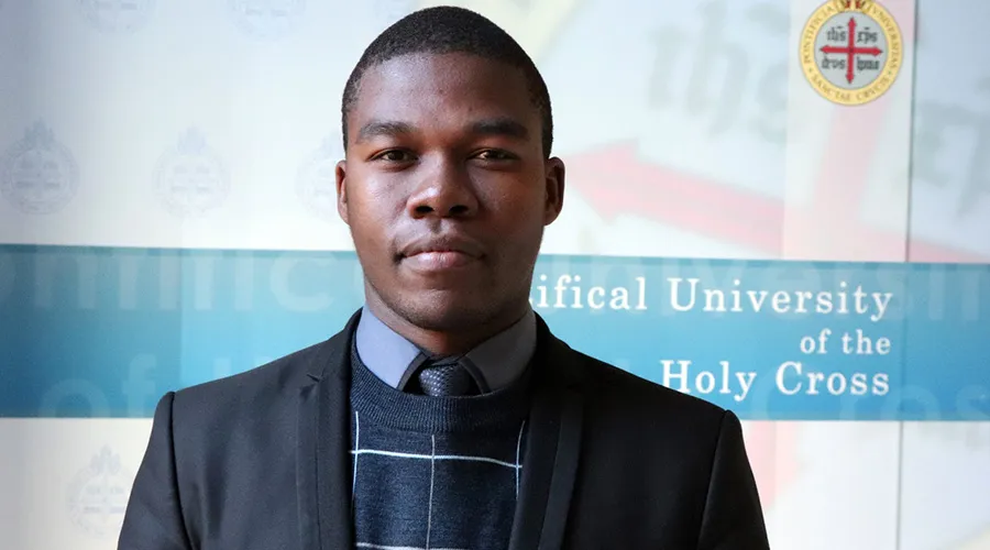 Siyabonga Banele Ndlovu, estudia en Roma para ser sacerdote. Foto: CARF