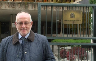 Benigno Blanco, presidente Foro Espau00f1ol de la Familia, ante el Tribunal Constitucional en Madrid (Espau00f1a). Foto: Plataforma Cada vida Importa. 