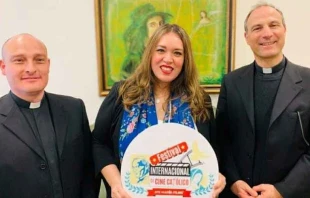 De izquierda a derecha: P. Benjamu00edn Aguirre Barba, Gaby Ju00e1coba y Mons. Melchor Su00e1nchez de Toca. Cru00e9dito: Festival Internacional de Cine Catu00f3lico. 