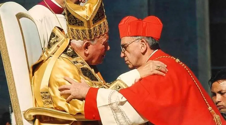 Hoy hace 22 años San Juan Pablo II creó Cardenal al ahora Papa Francisco 