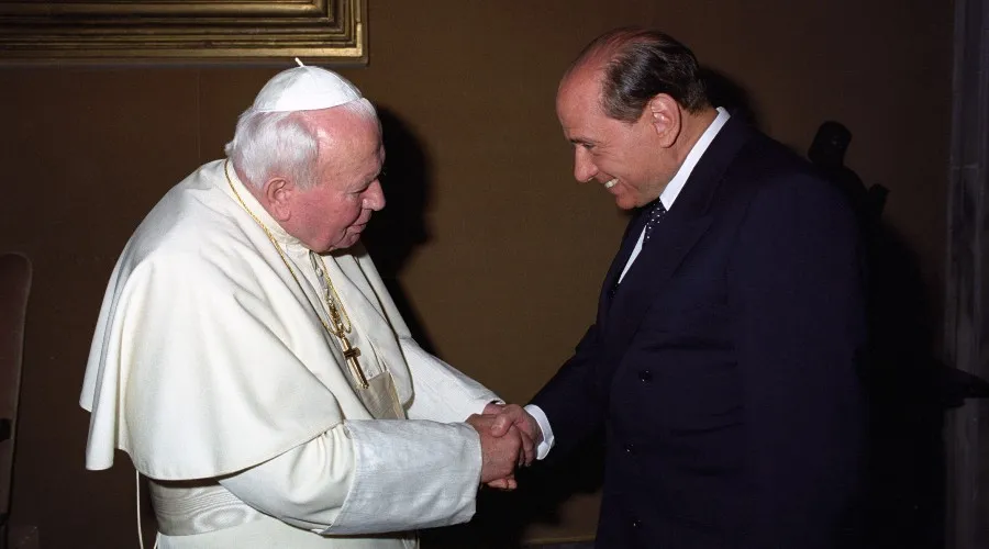 San Juan Pablo II recibe a Berlusconi en el Vaticano. Crédito: Vatican Media?w=200&h=150