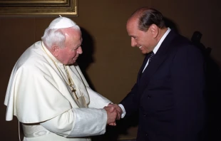 San Juan Pablo II recibe a Berlusconi en el Vaticano. Cru00e9dito: Vatican Media 
