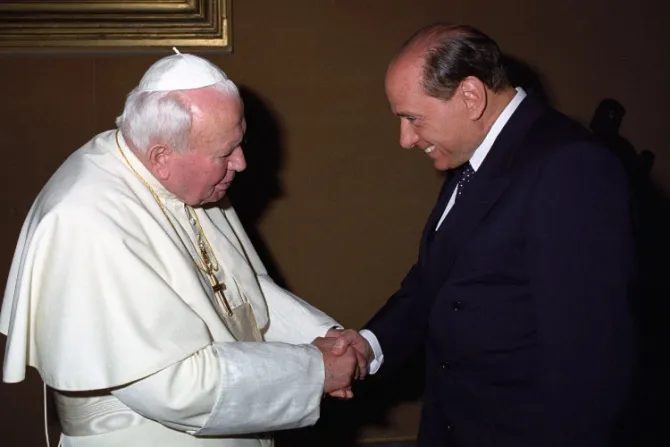 Condolencias del Papa por la muerte de Berlusconi, “protagonista” de la política italiana