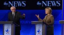 Bernie Sanders y Hillary Clinton en debate transmitido por la cadena de televisión ABC, en diciembre de 2015. Foto: ABC / Ida Mae Astute (CC BY-ND 2.0)
