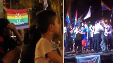 Gobierno de Paraguay repudia show homosexual con “besatón” frente a niños