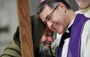 Mons. Corrado Lorefice con el hermano Biagio Conte. Crédito: Arquidiócesis de Palermo 