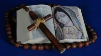 Biblia y Rosario. Foto Flickr Javier Garcia (CC-BY-NC-SA-2.0)