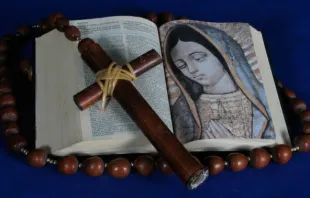Biblia y Rosario. Foto Flickr Javier Garcia (CC-BY-NC-SA-2.0) 