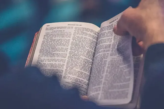 Lanzan podcast en español para recorrer la Biblia en un año