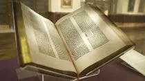 Ejemplar de la Biblia de Gutenberg en la Biblioteca Pública de Nueva York. Foto: NYC Wanderer (Kevin Eng) (CC BY-SA 2.0)