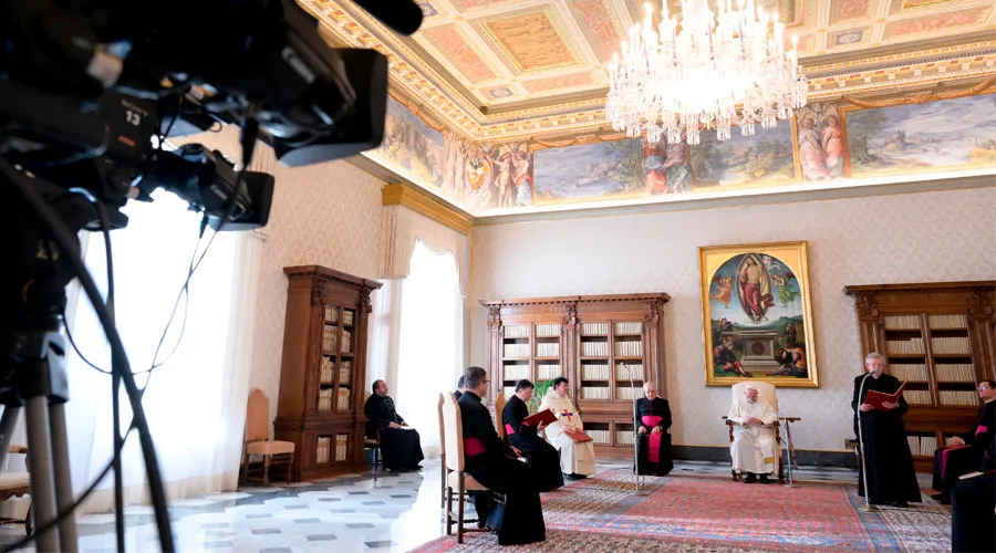 La Biblioteca del Palacio Apostólico durante la Audiencia General. Foto: Vatican Media?w=200&h=150