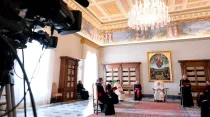 La Biblioteca del Palacio Apostólico durante la Audiencia General. Foto: Vatican Media