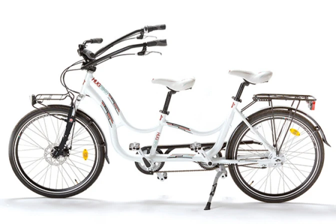 Jóvenes con autismo regalan al Papa Francisco la “bicicleta de los abrazos”