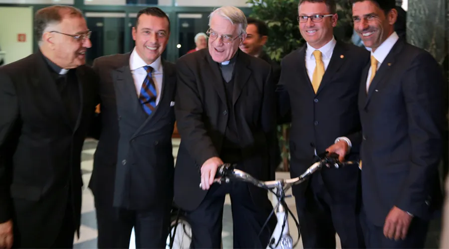 Entrega de la bicicleta al vocero del Vaticano, el P. Federico Lombardi. Foto: Alexey Gotovskiy / ACI Prensa?w=200&h=150