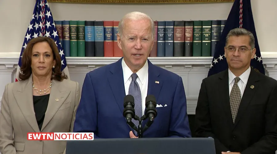 Biden ante la prensa hablando sobre la orden ejecutiva proaborto. Fuente: EWTN Noticias.