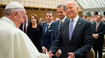 Papa Francisco saludando a Joe Biden en el Vaticano (2016) / Crédito: Vatican News