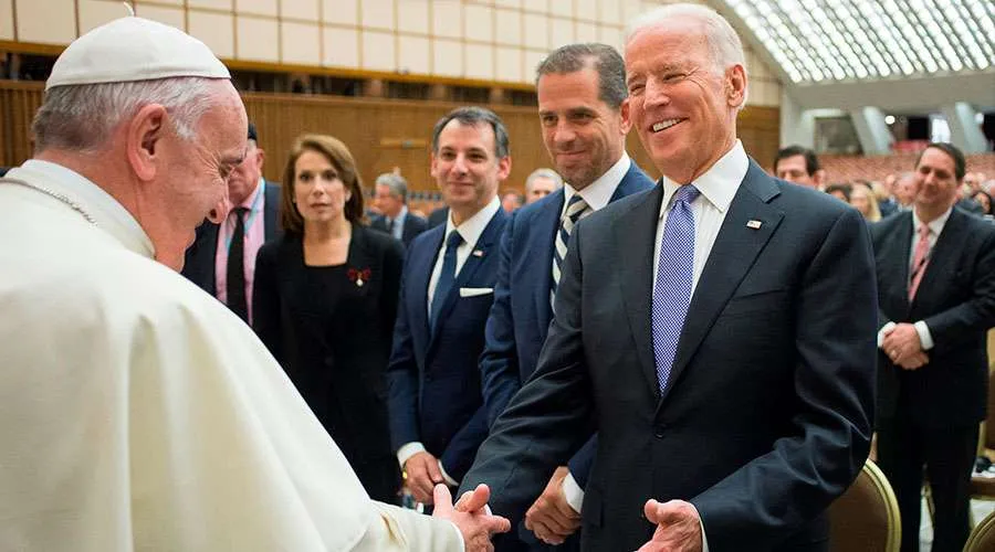 El Papa Francisco y Joe Biden en el Vaticano. Crédito: Vatican Media?w=200&h=150