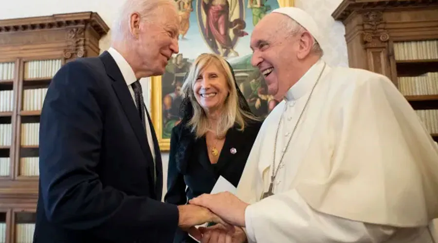 Joe Biden y el Papa Francisco durante su encuentro de este viernes. Crédito: Vatican Media