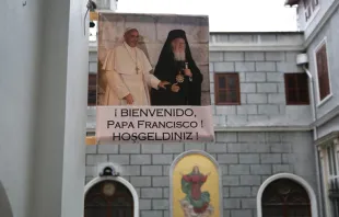 Cartel de bienvenida al Papa Francisco en Turquía. Foto: Daniel Ibáñez 