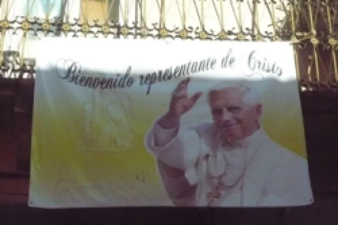 Calles de León y Silao se visten de blanco y amarillo para recibir a Benedicto XVI
