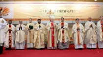Bishop Hinder (c), Vicario Apostólico Fralqueado Fr. Manuel (I), Fr. D'Souza (D) / Crédito: AVOSA