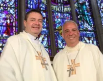 Mons. Robert Brennan y Mons. Nelson J. Pérez (foto Gregory A. Shemitz The Long Island Catholic) 