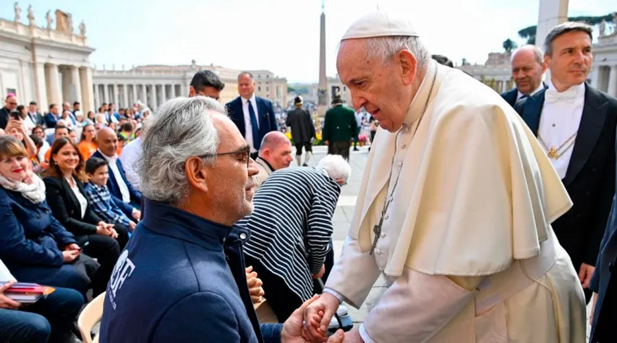 Andrea Bocelli se reencuentra con el Papa Francisco en la Plaza de San Pedro, el 20 de abril del 2022 | Crédito: Vatican Media