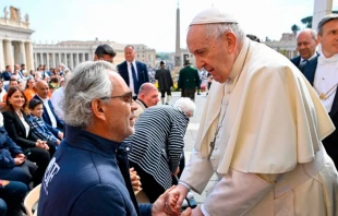 Andrea Bocelli se reencuentra con el Papa Francisco en la Plaza de San Pedro, el 20 de abril del 2022 | Cru00e9dito: Vatican Media 
