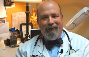 Dr. John Bruchalski. Cru00e9dito: Youtube Divine Mery Care. Captura de video 