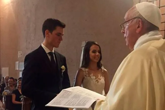 Papa Francisco sorprende al presidir boda de guardia suizo y novia latina [FOTOS]