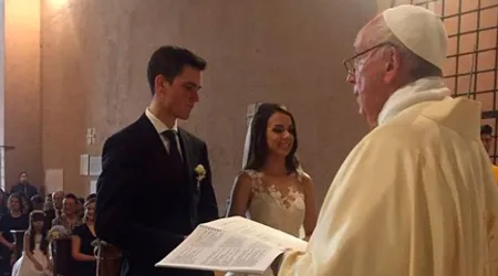 Papa Francisco sorprende al presidir boda de guardia suizo y novia latina [FOTOS]