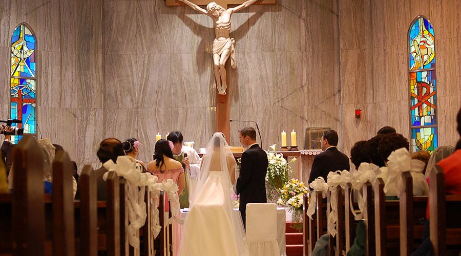 Por qué las parejas católicas no pueden escribir sus propios votos? Obispo  lo explica