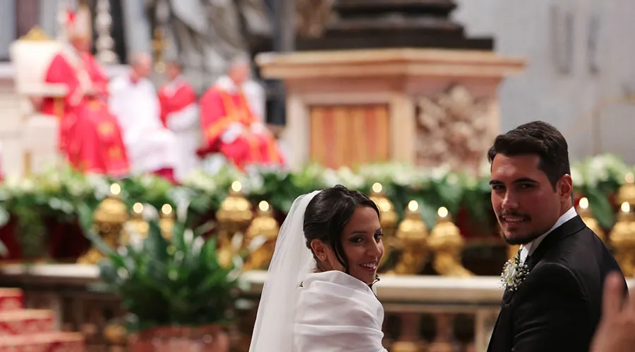 Una de las parejas casadas por el Papa, en la Basílica de San Pedro. Foto: Lauren Cater / ACI Prensa?w=200&h=150