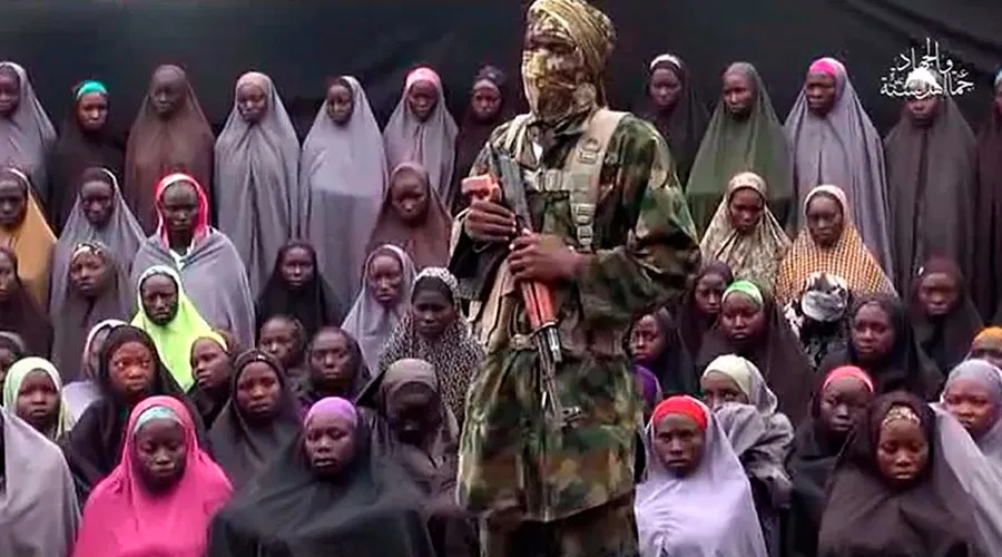 Terrorista de Boko Haram con un grupo de las niñas secuestradas