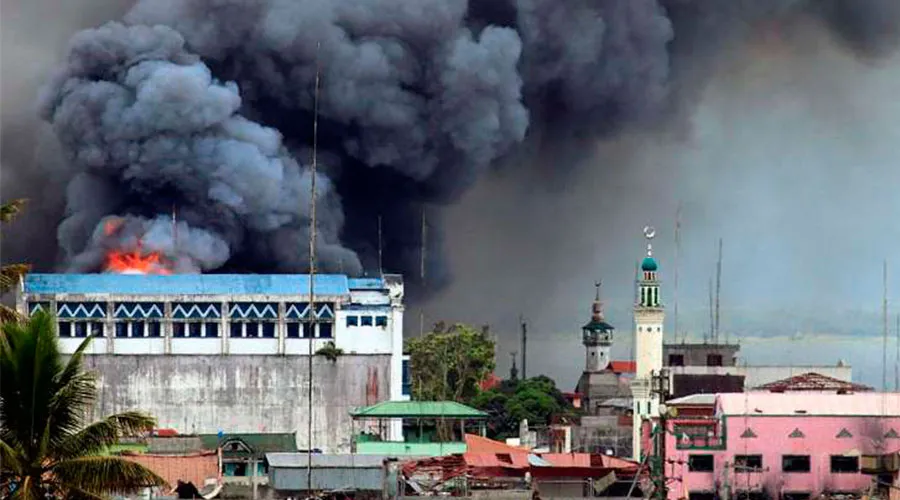 Bombardeo de la Fuerza Aérea en Marawi, en medio de la lucha contra los terroristas musulmanes de Maute. Foto: Mark Jhomel / Wikipedia.?w=200&h=150