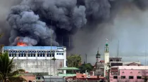 Bombardeo en Marawi en junio de 2017. Foto: Mark Jhomel / Wikipedia.