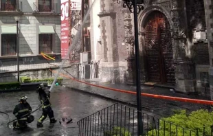 Bomberos sofocan brasas en iglesia de la Santa Veracruz el 30 de agosto. Cru00e9dito: Twitter / @SGIRPC_CDMX. 