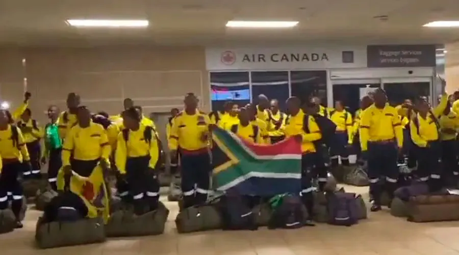 Bomberos de Sudáfrica llegan a Canadá. Crédito: Twitter?w=200&h=150