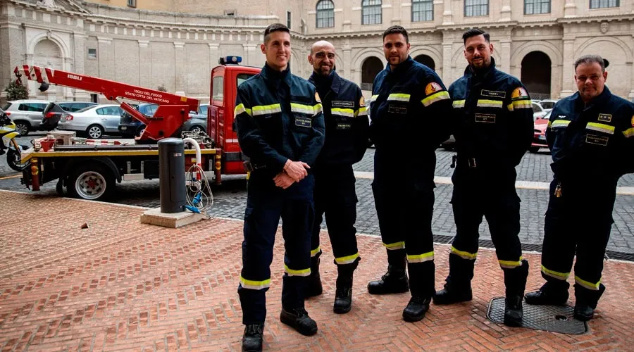 Algunos de los bomberos del Vaticano. Foto: Daniel Ibáñez / ACI Prensa
