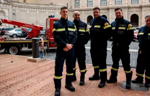Algunos de los bomberos del Vaticano. Foto: Daniel Ibáñez / ACI Prensa 