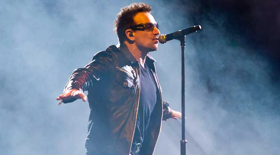 Bono durante un concierto de U2 / Foto: Flickr Tony Felgueiras (CC-BY-NC-ND-2.0)