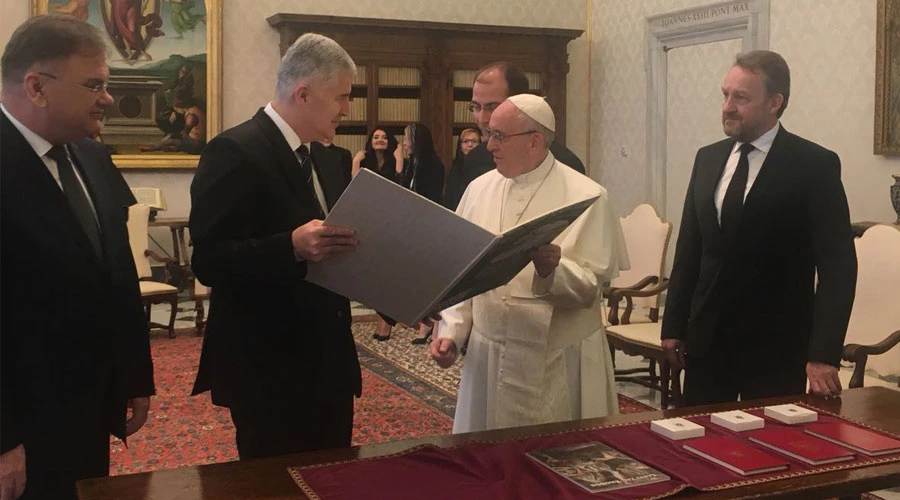 El Papa junto a los Presidentes de Bosnia y Herzegovina. Foto: ACI Prensa?w=200&h=150