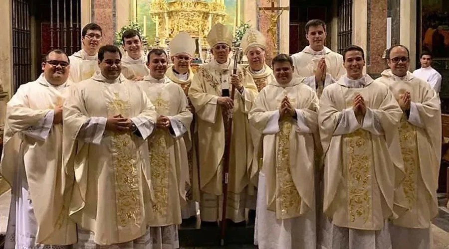 Mons. Braulio Rodríguez con los nuevos sacerdotes y diáconos. Crédito: Arquidiócesis de Toledo?w=200&h=150