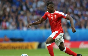 Breel Embolo, jugando para la selecciu00f3n de Suiza. Cru00e9dito: Shutterstock 
