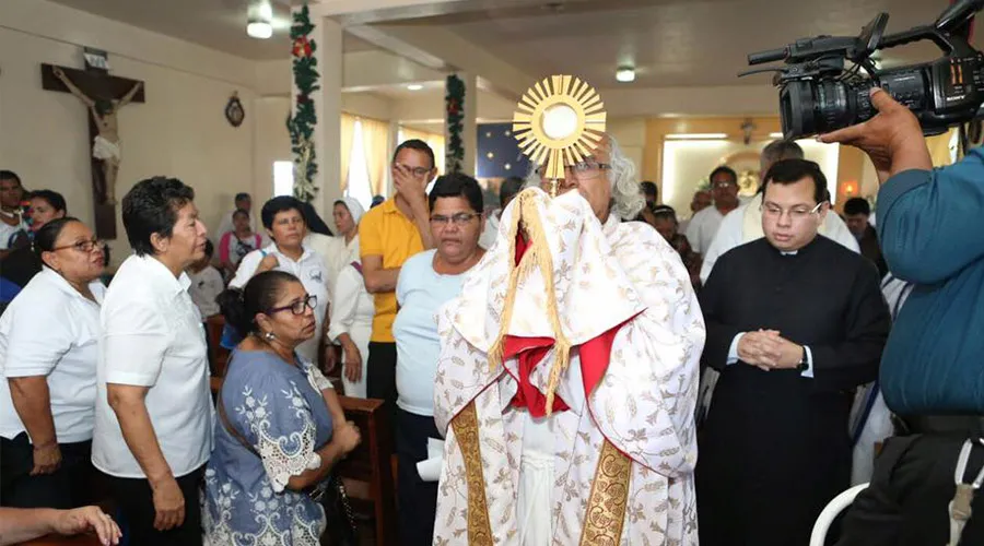 Cardenal Leopoldo Brenes llevando el Santísimo Sacramento / Crédito: Arquidiócesis de Managua?w=200&h=150