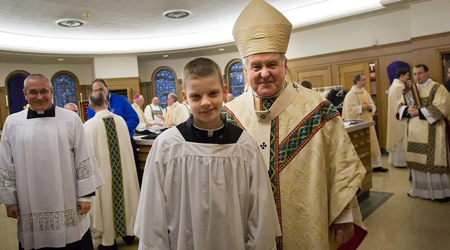 Brett Haubrich junto al Arzobispo de St. Louis, Mons. Robert J. Carlson (2015) / Crédito: Arquidiócesis de Saint Louis